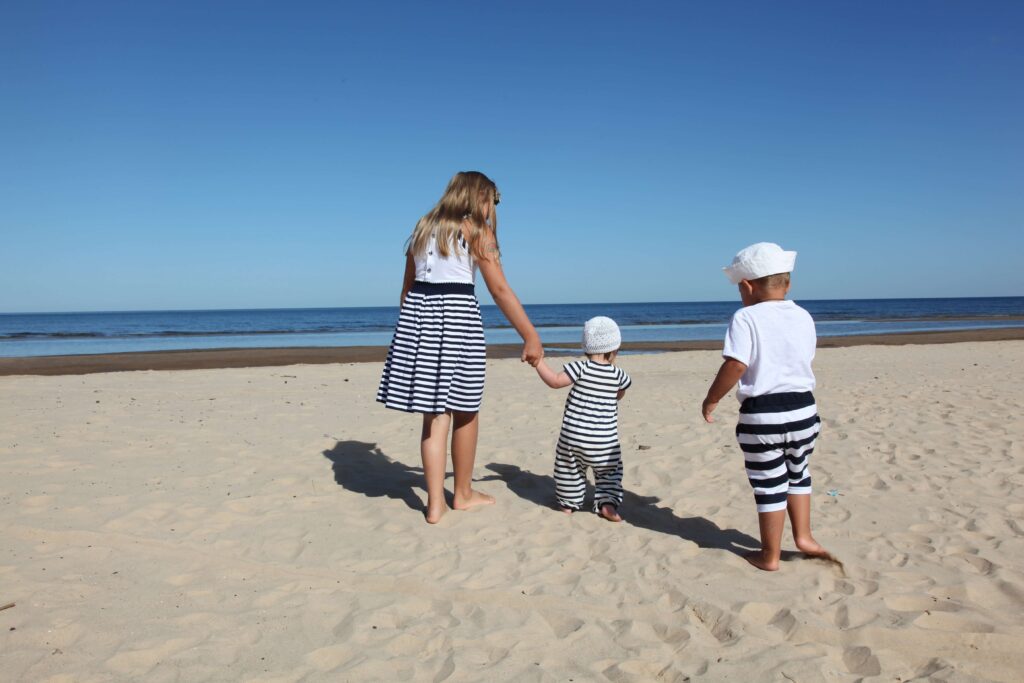 Family beach picture outfits